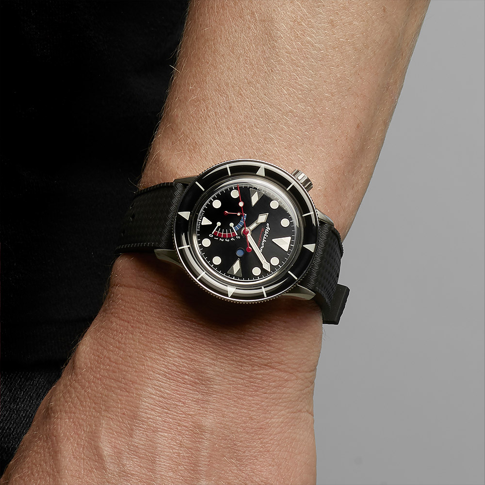 Albishorn Marinagraph Classic black dial worn on wrist.