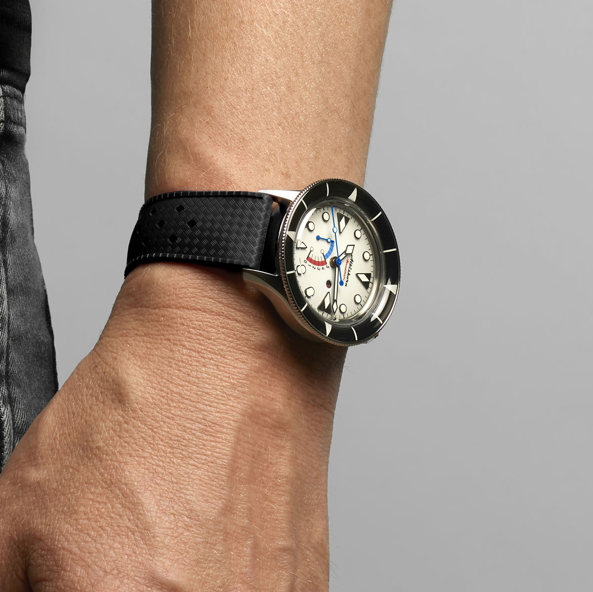 Albishorn Marinagraph Classic Fumé white dial on wrist.