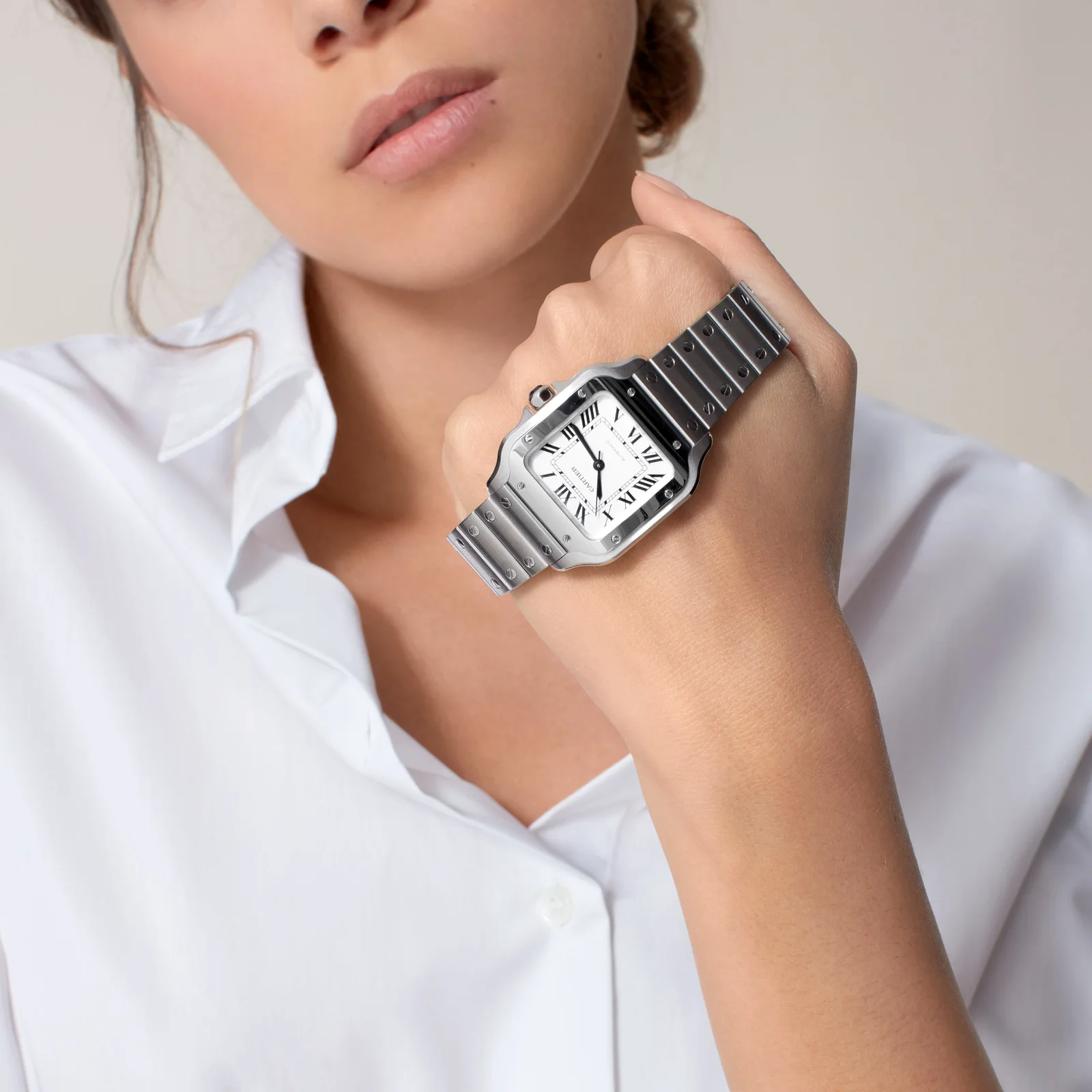 Cartier Santos de Cartier Medium WSSA0029 beyaz gömlekle bilekte