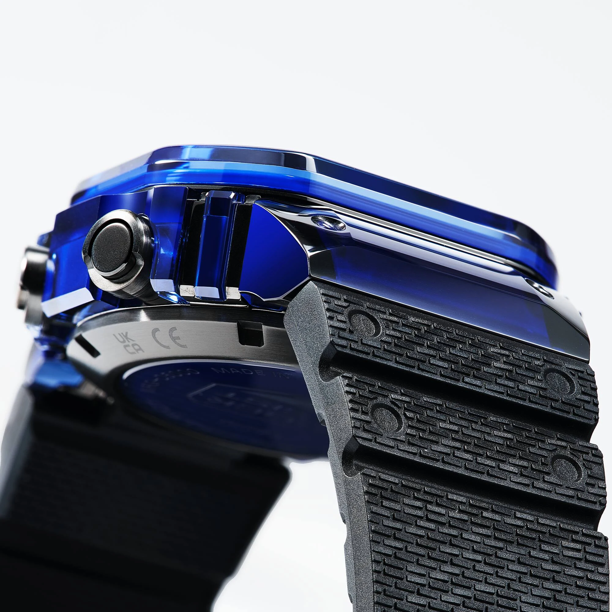 Side profile of the MRG-D5000 showing sapphire case elements and rubber strap