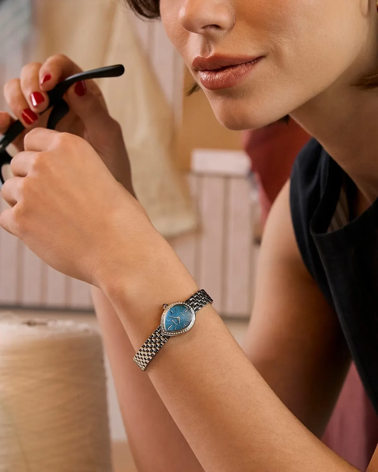 ساعة Citizen L RAINELL EX1540-58L على المعصم في صورة رسمية من Citizen لنمط الحياة.