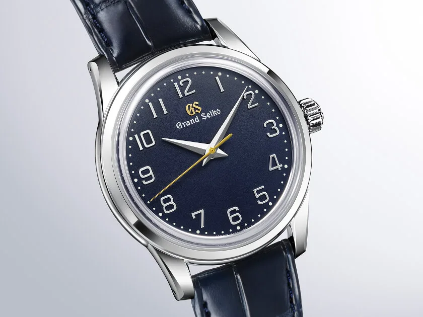 Grand Seiko SBGW325, kabartma Arap rakamlı lacivert kadran