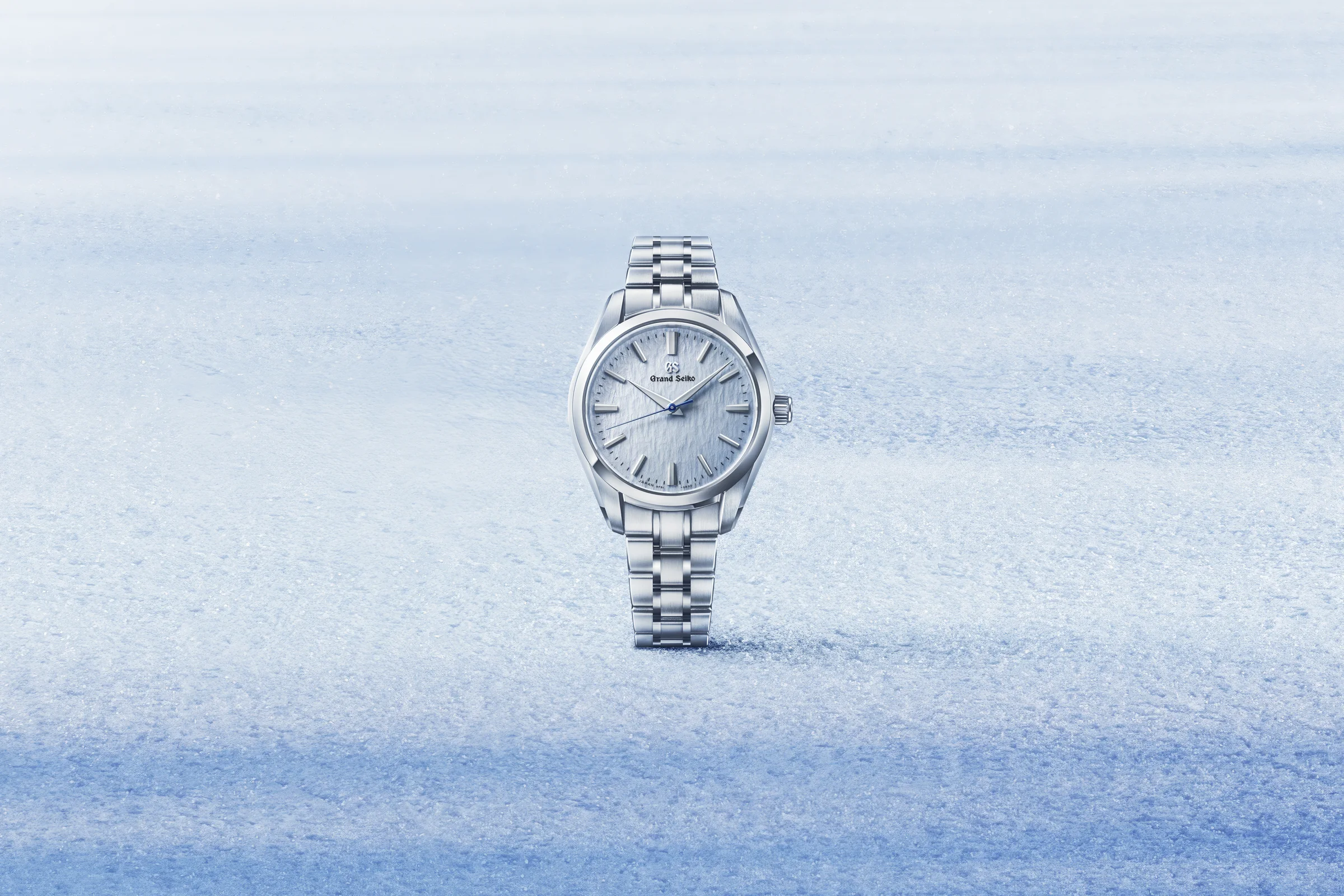 Grand Seiko SBGX361, buz mavisi resmî kampanya fonunda