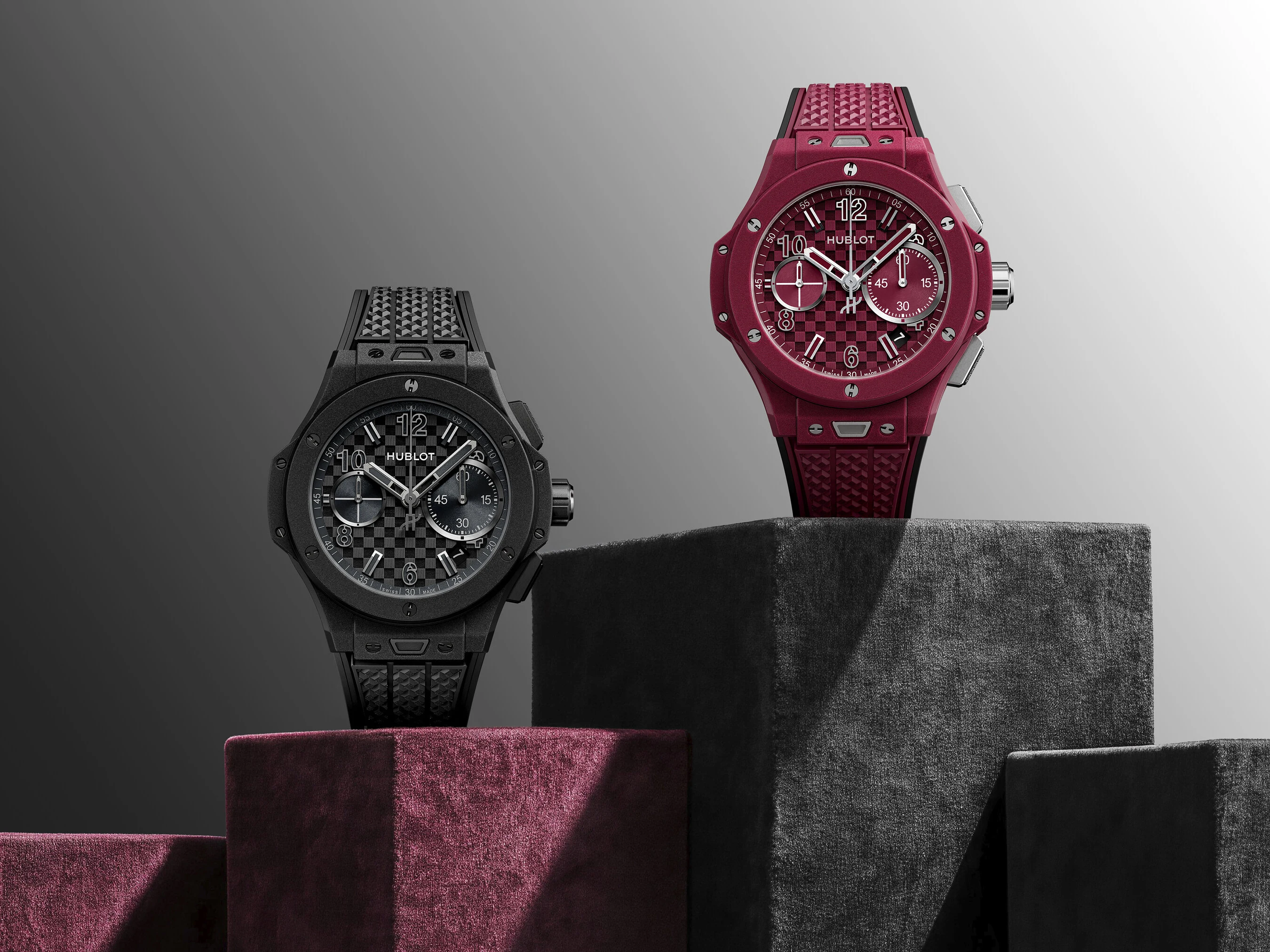 Dokulu bloklar üzerinde Hublot Big Bang Original Soft Touch All Black ve All Red saatler