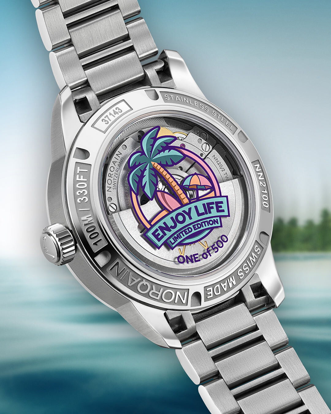 Sichtboden der NORQAIN Freedom GMT Enjoy Life Holiday Limited Edition mit Enjoy-Life-Motiv und One-of-500-Kennzeichnung