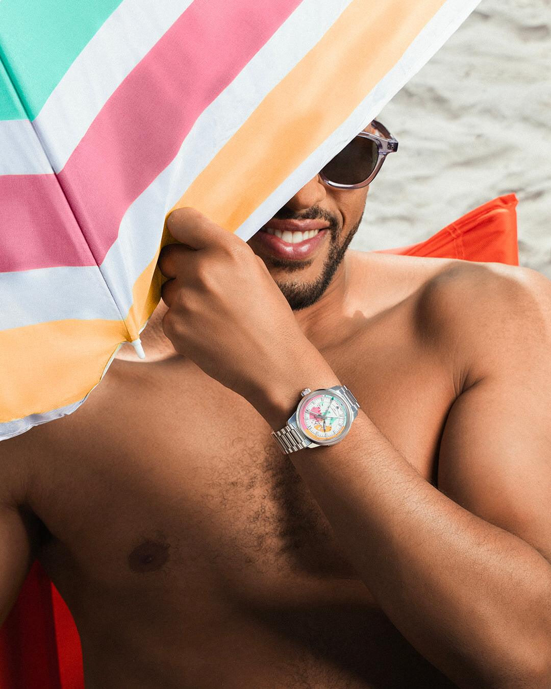 NORQAIN Freedom GMT Enjoy Life Holiday Limited Edition am Handgelenk in Strandkulisse
