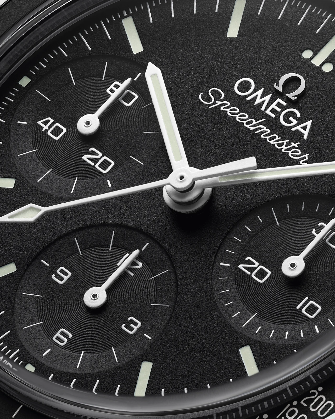 Siyah ve tarihsiz OMEGA Speedmaster 38 mm referans 324.30.38.50.01.002 kadran detayı