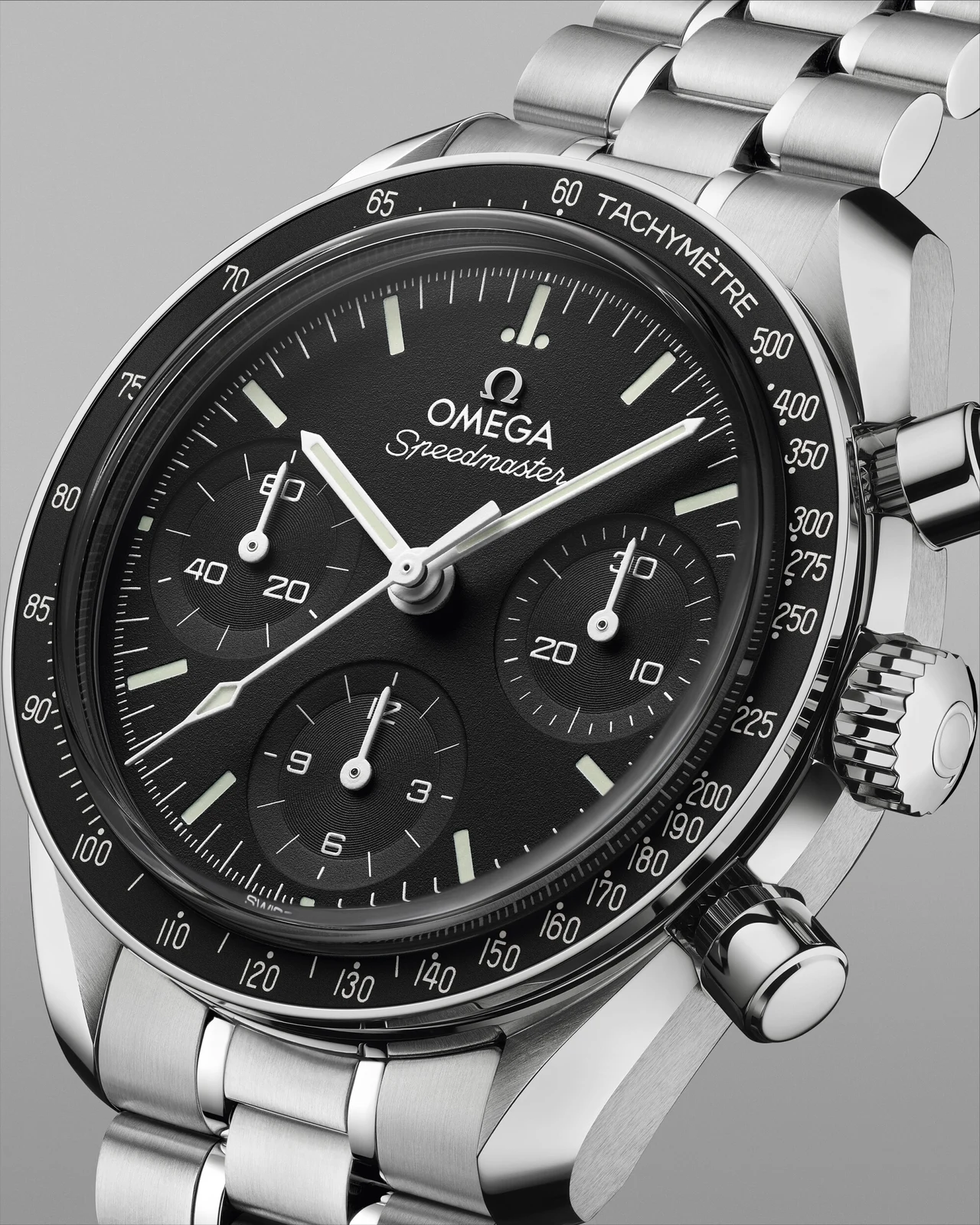Siyah ve tarihsiz OMEGA Speedmaster 38 mm referans 324.30.38.50.01.002 üç çeyrek açıdan