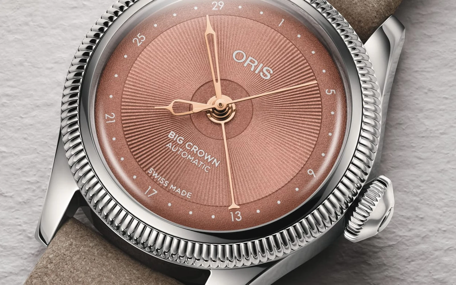 Pembe Oris Big Crown Pointer Date 29 mm kadranı ve kırmızı uçlu tarih ibresi