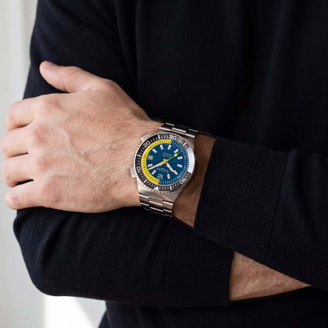 Image officielle au poignet de la Sicura HEXA 400 Blue