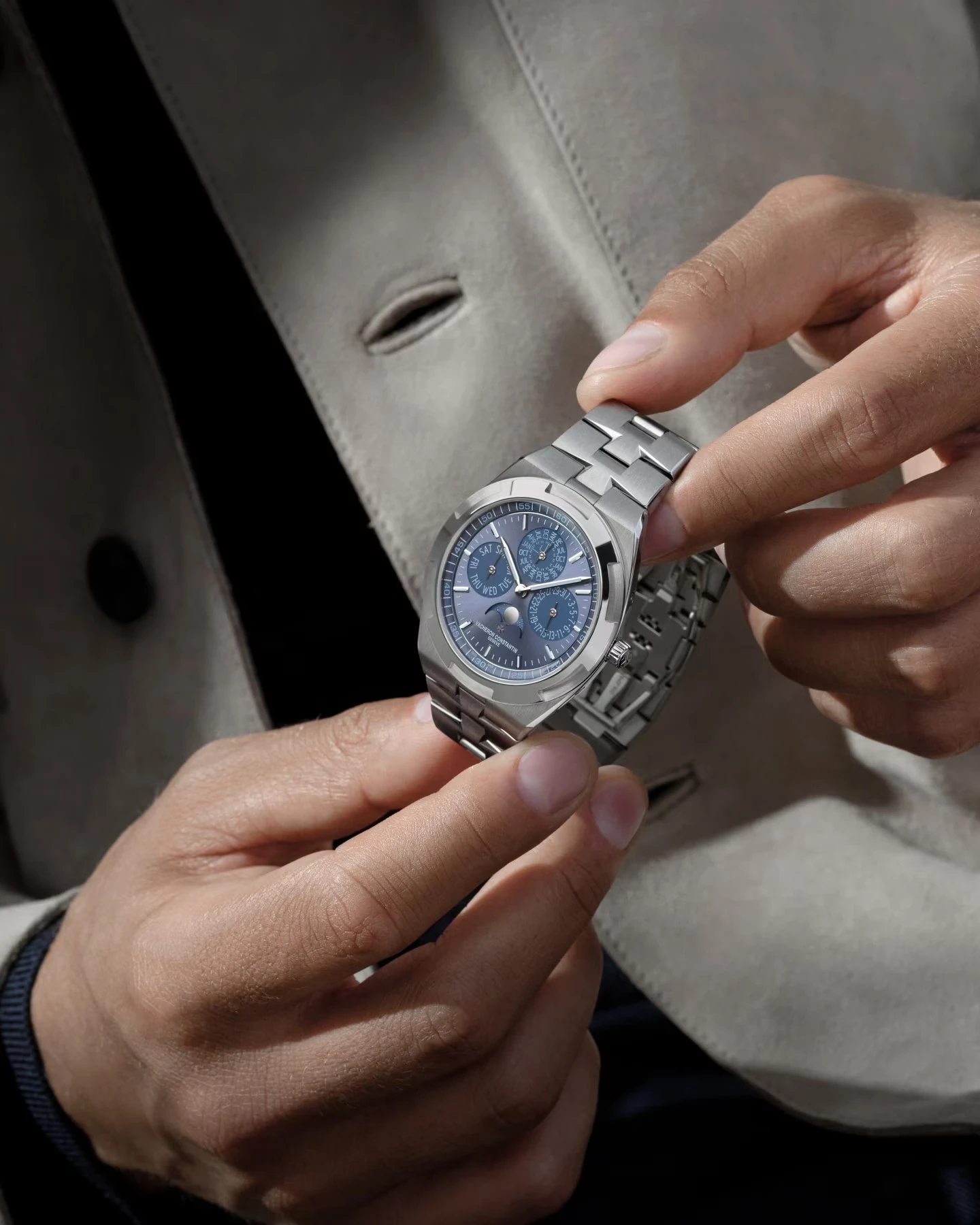 Official front view of the Vacheron Constantin Overseas H119 on its white-gold bracelet.