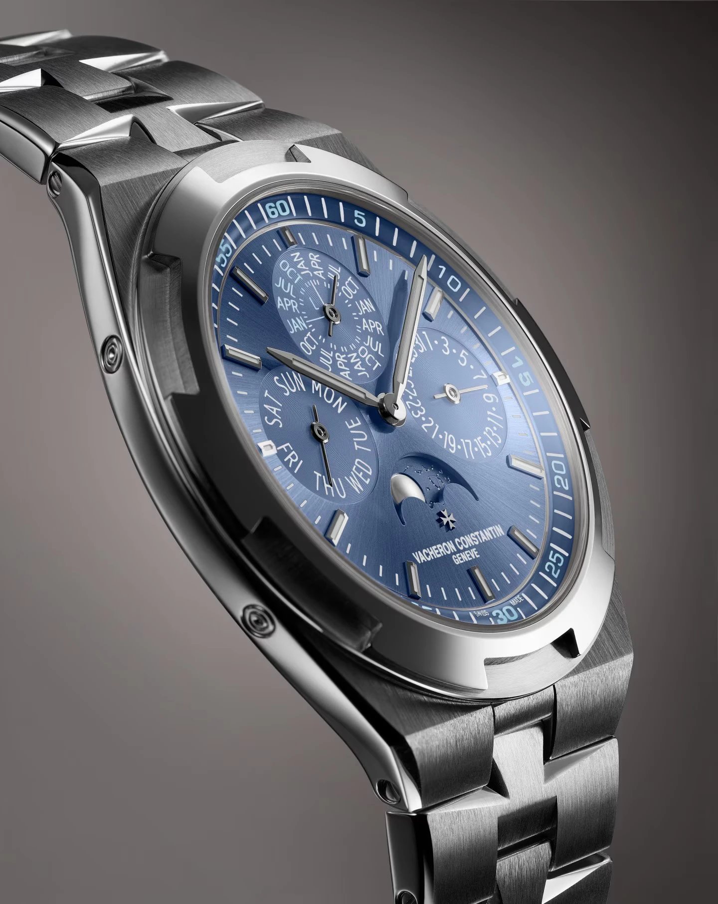 Three-quarter view of the Vacheron Constantin Overseas H119.